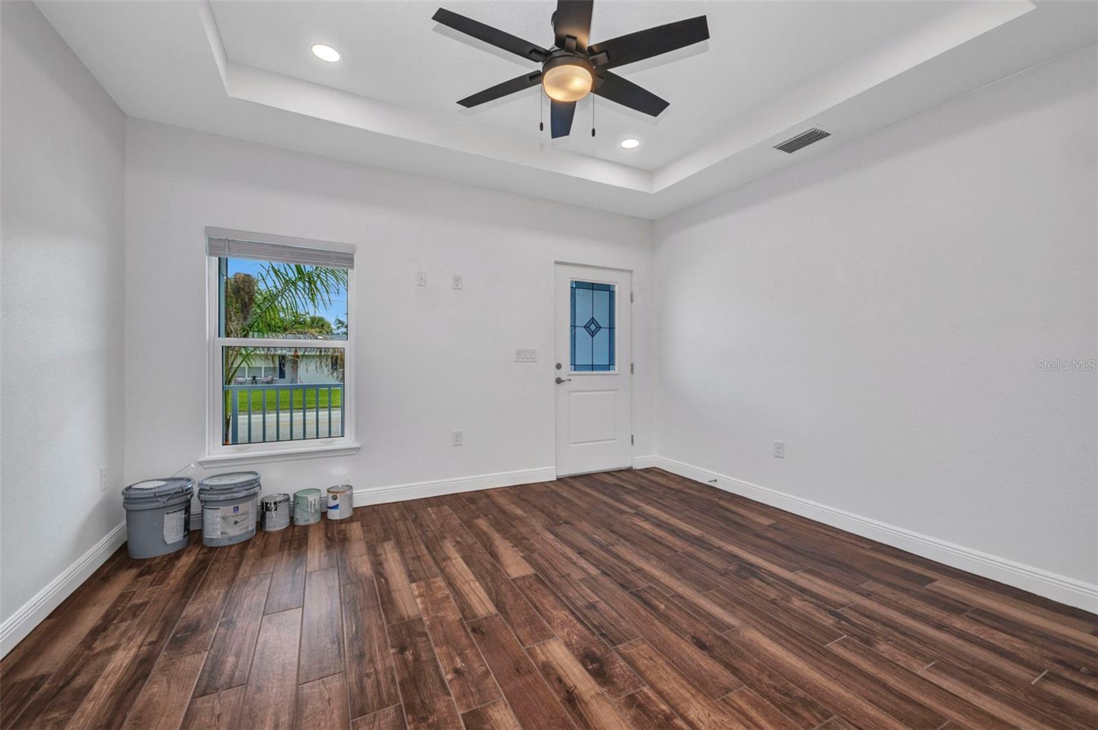 Image 11 of 76 For 409 Carmalita Street