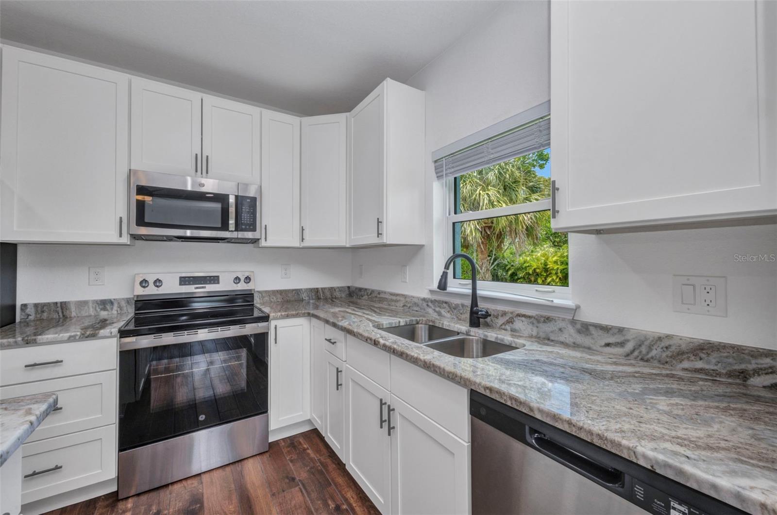 Image 12 of 76 For 409 Carmalita Street