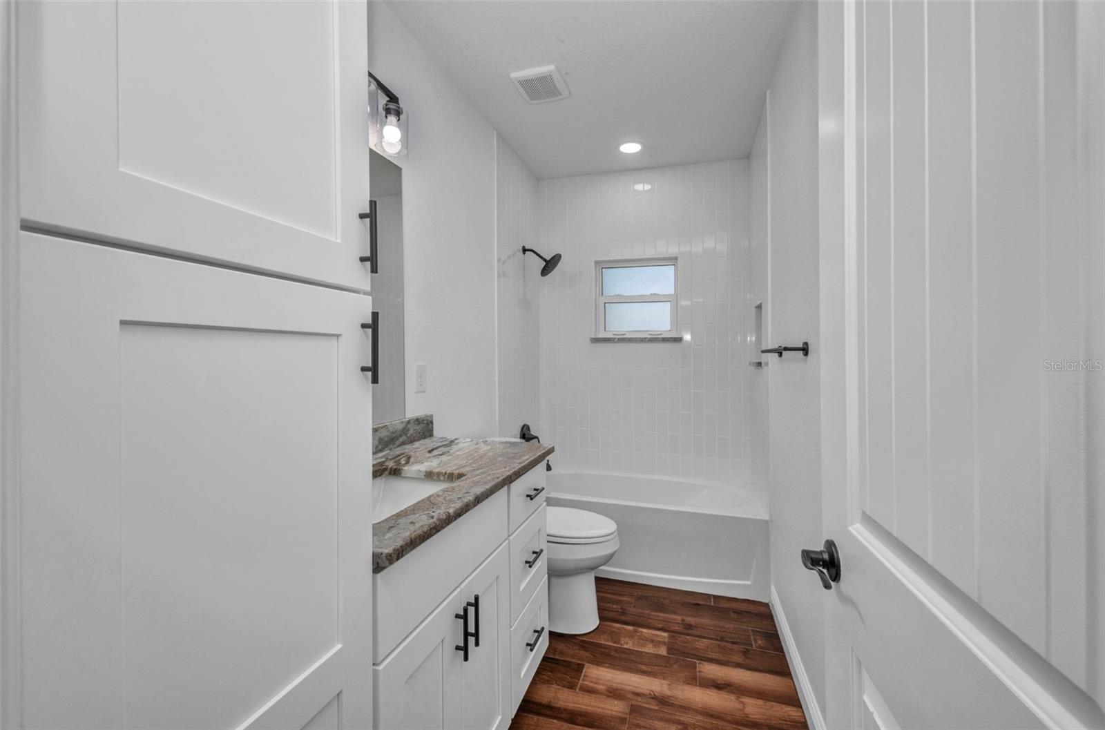 Image 15 of 76 For 409 Carmalita Street