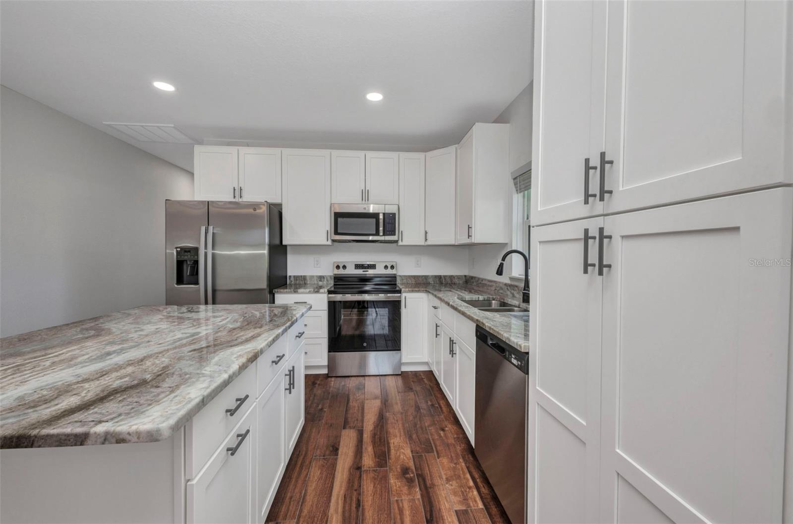 Image 28 of 76 For 409 Carmalita Street