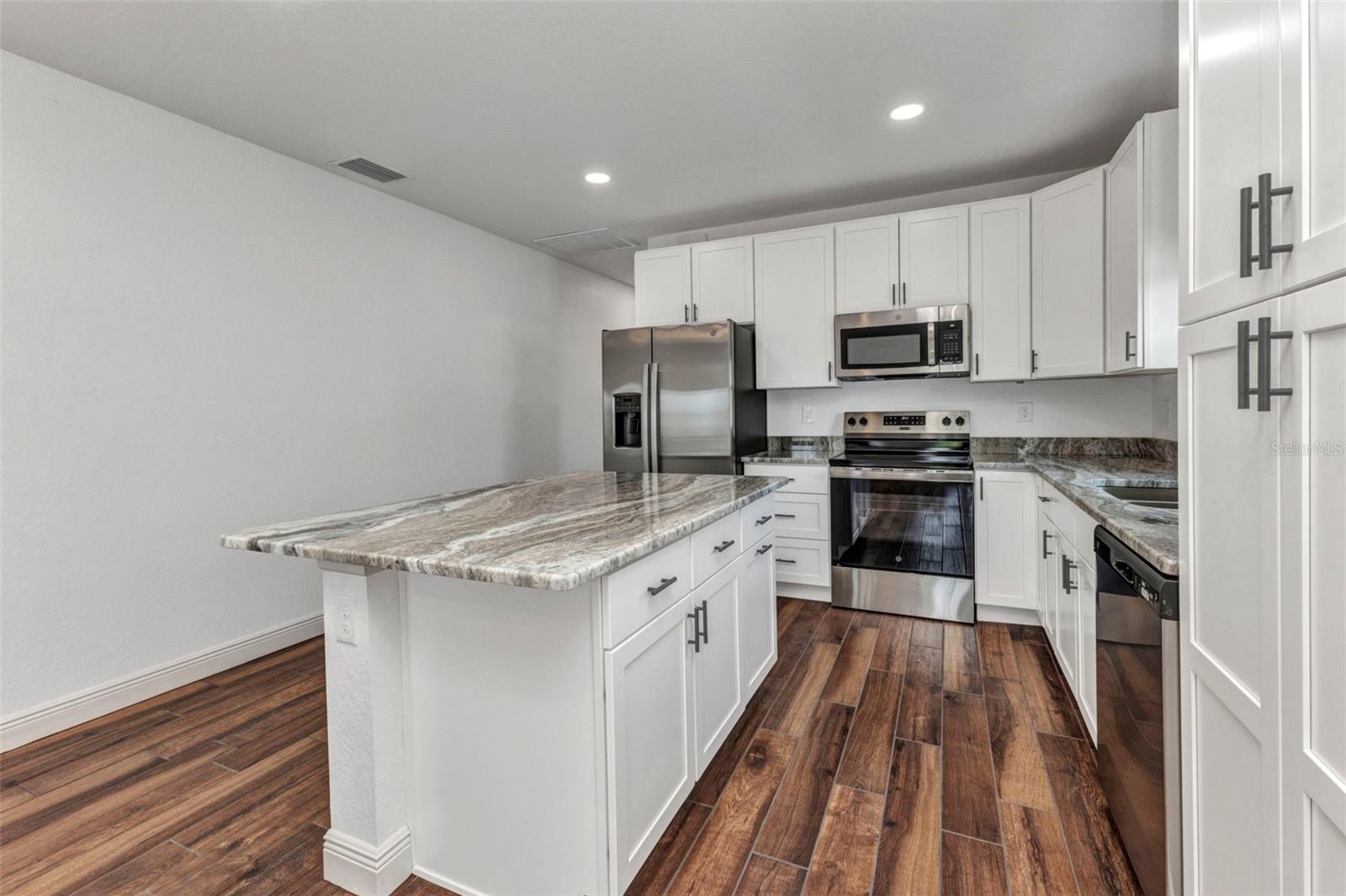 Image 10 of 100 For 419 Carmalita Street