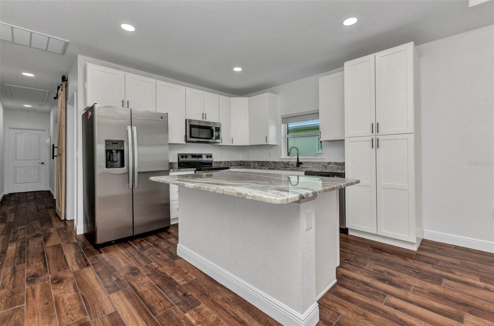 Image 11 of 100 For 419 Carmalita Street