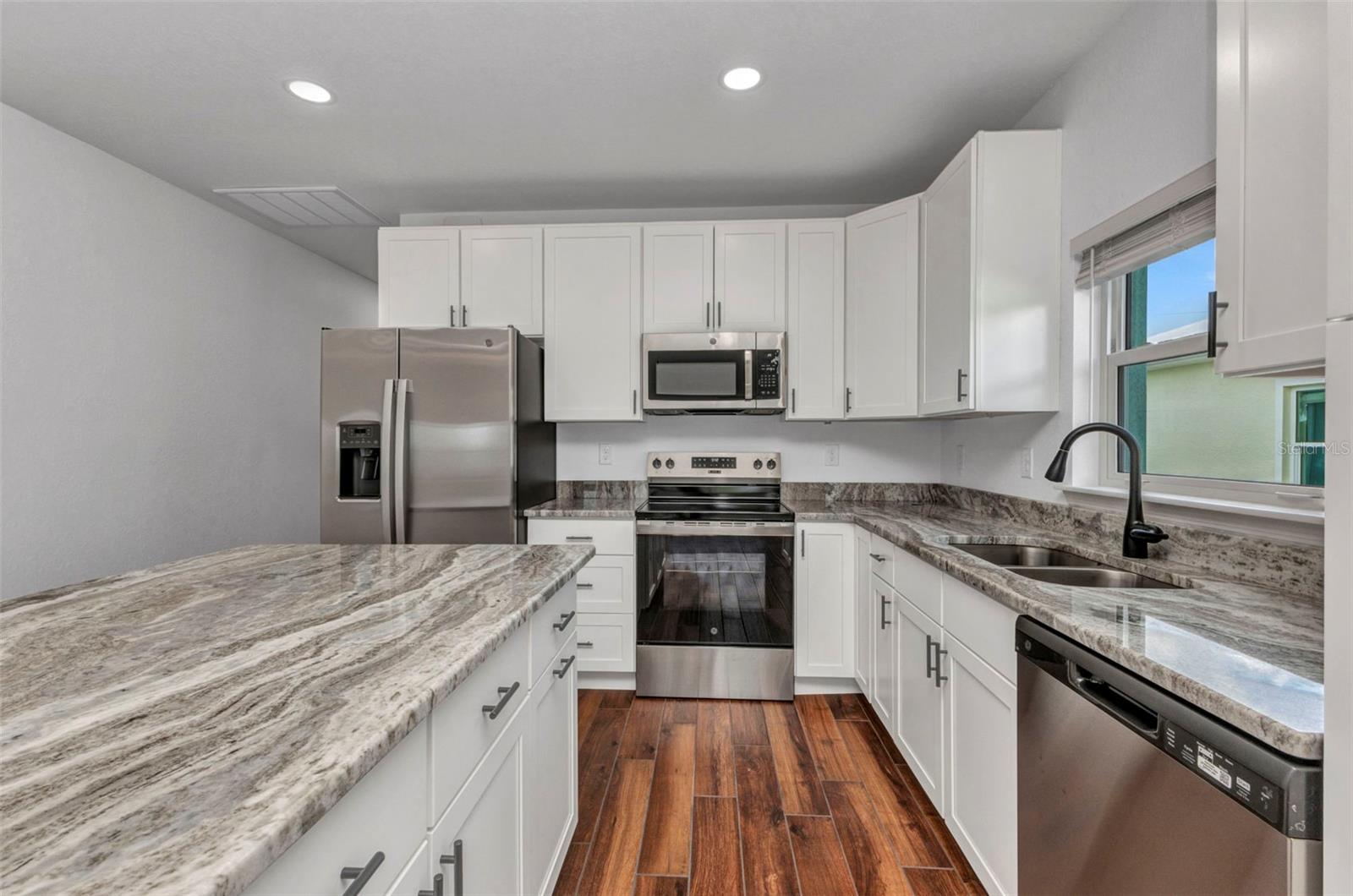 Image 12 of 100 For 419 Carmalita Street
