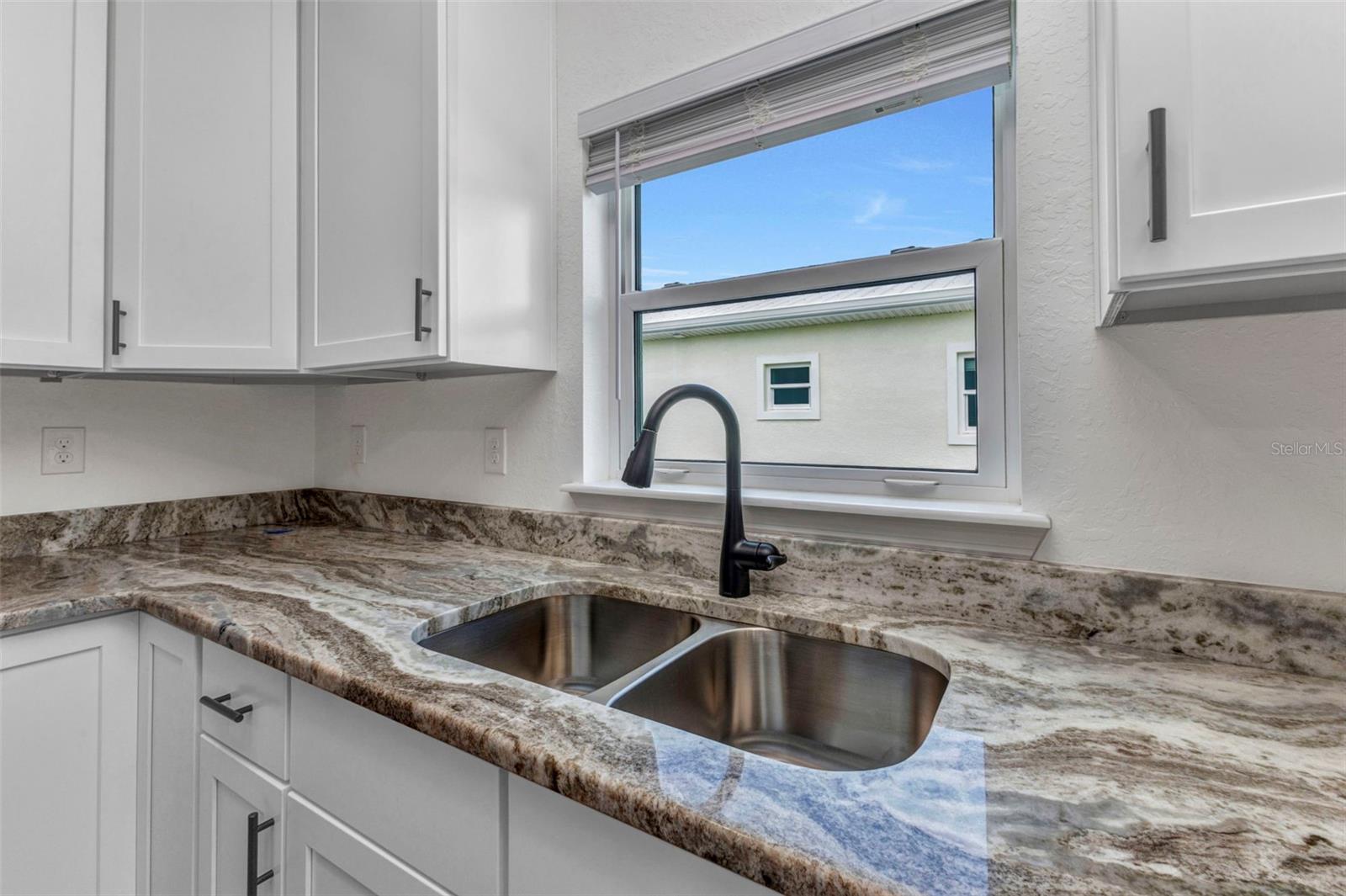 Image 13 of 100 For 419 Carmalita Street