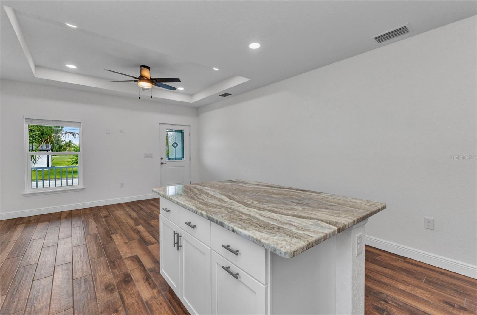 Image 14 of 100 For 419 Carmalita Street