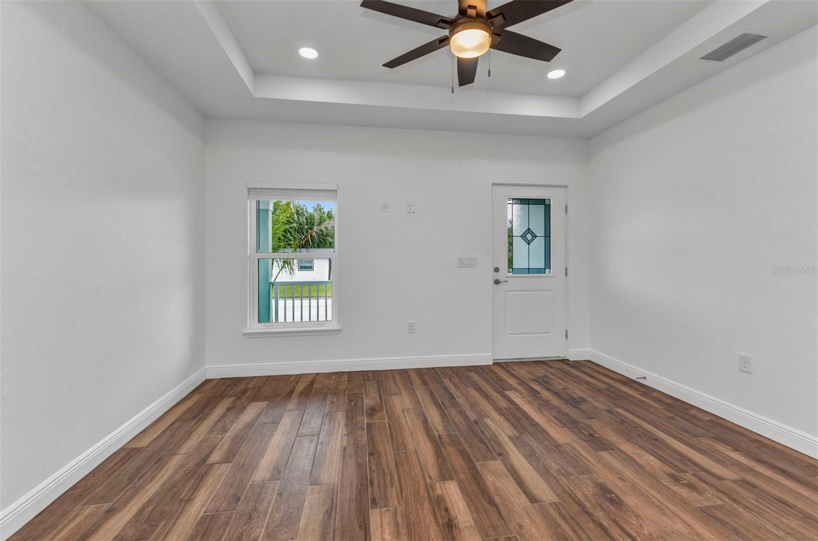 Image 15 of 100 For 419 Carmalita Street
