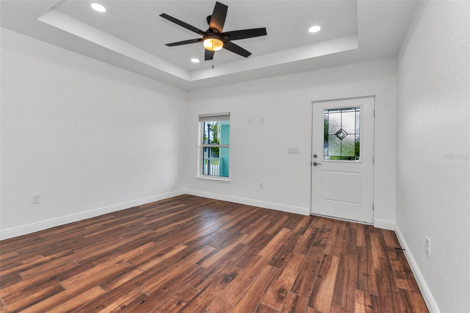 Image 16 of 100 For 419 Carmalita Street
