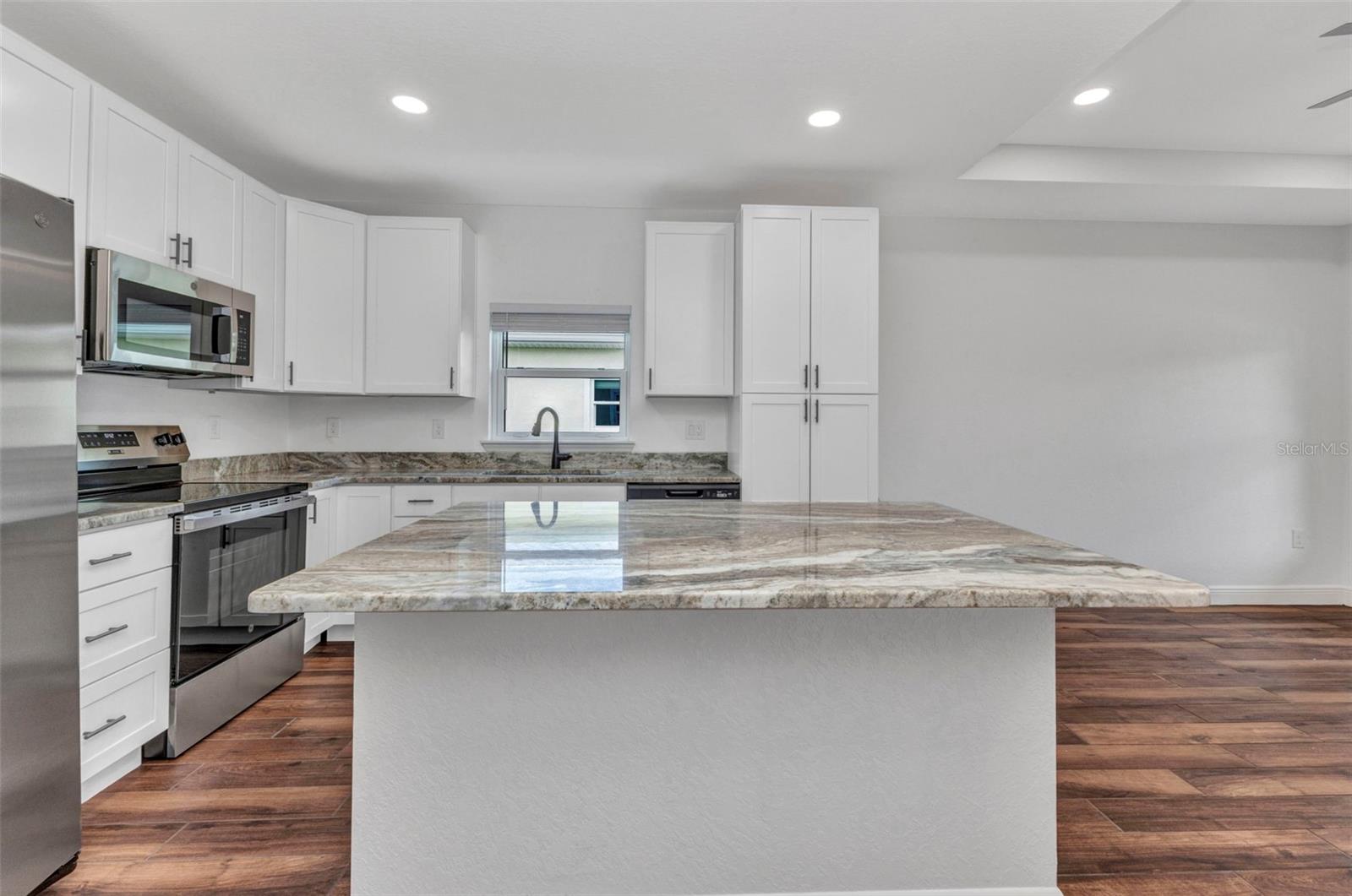 Image 17 of 100 For 419 Carmalita Street