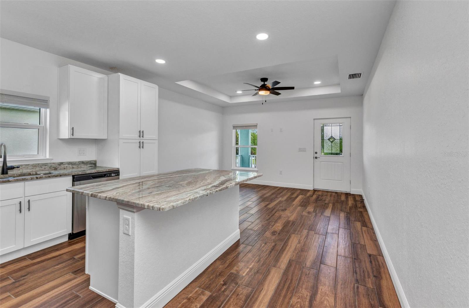 Image 18 of 100 For 419 Carmalita Street