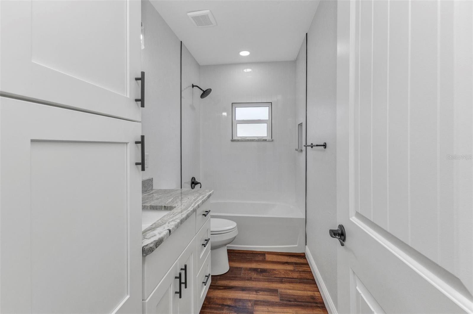 Image 19 of 100 For 419 Carmalita Street