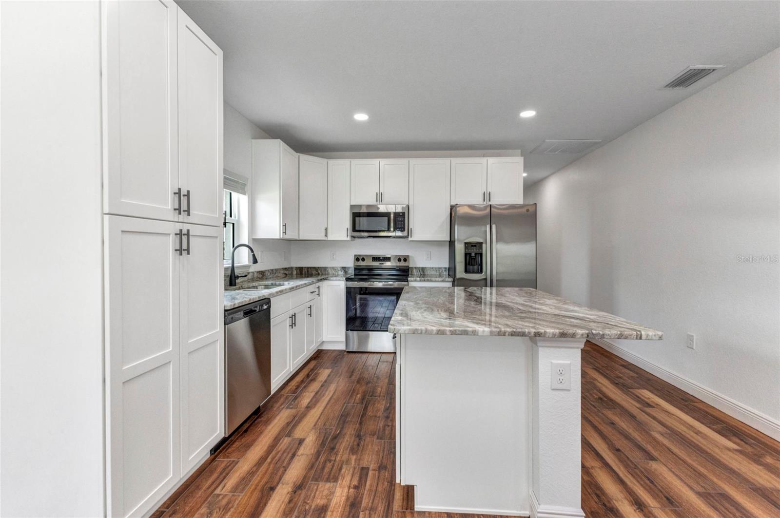 Image 38 of 100 For 419 Carmalita Street