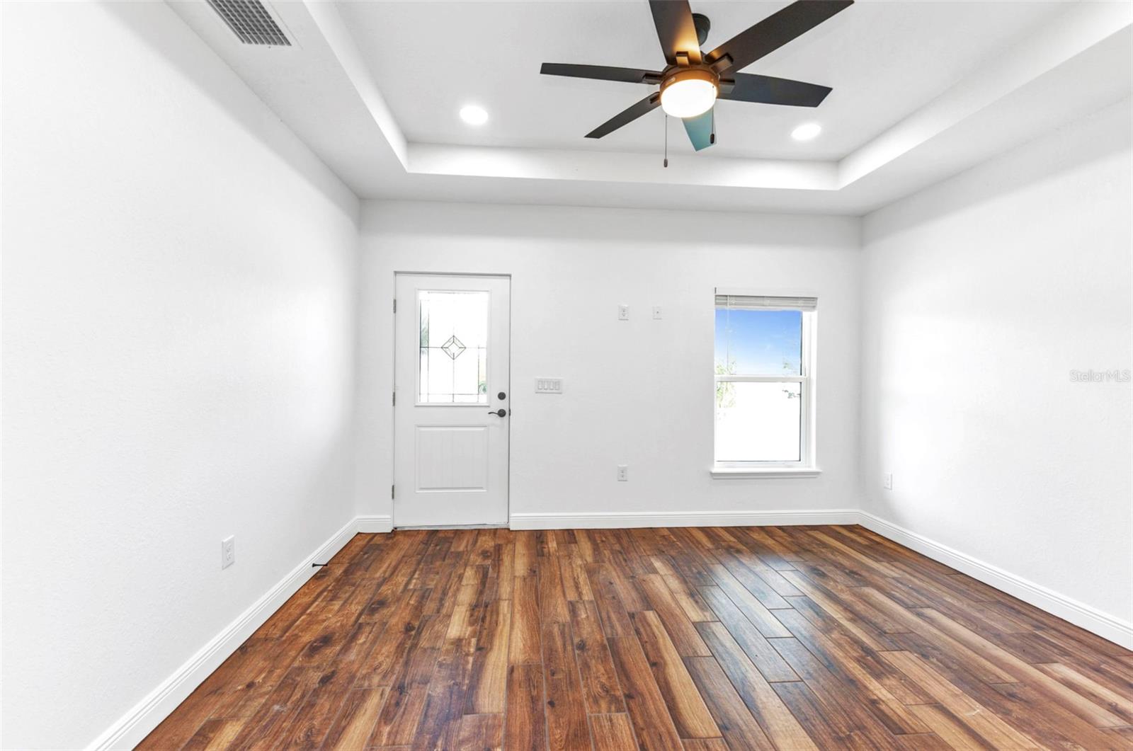 Image 42 of 100 For 419 Carmalita Street