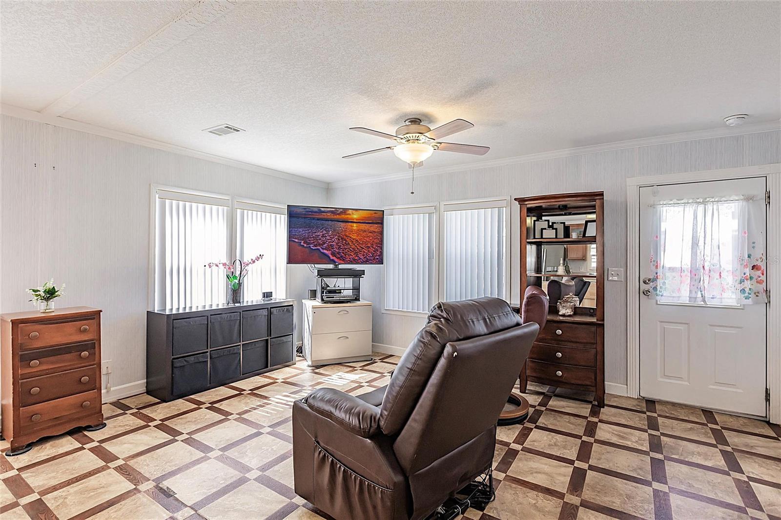 Image 4 of 40 For 1100 University Parkway 11