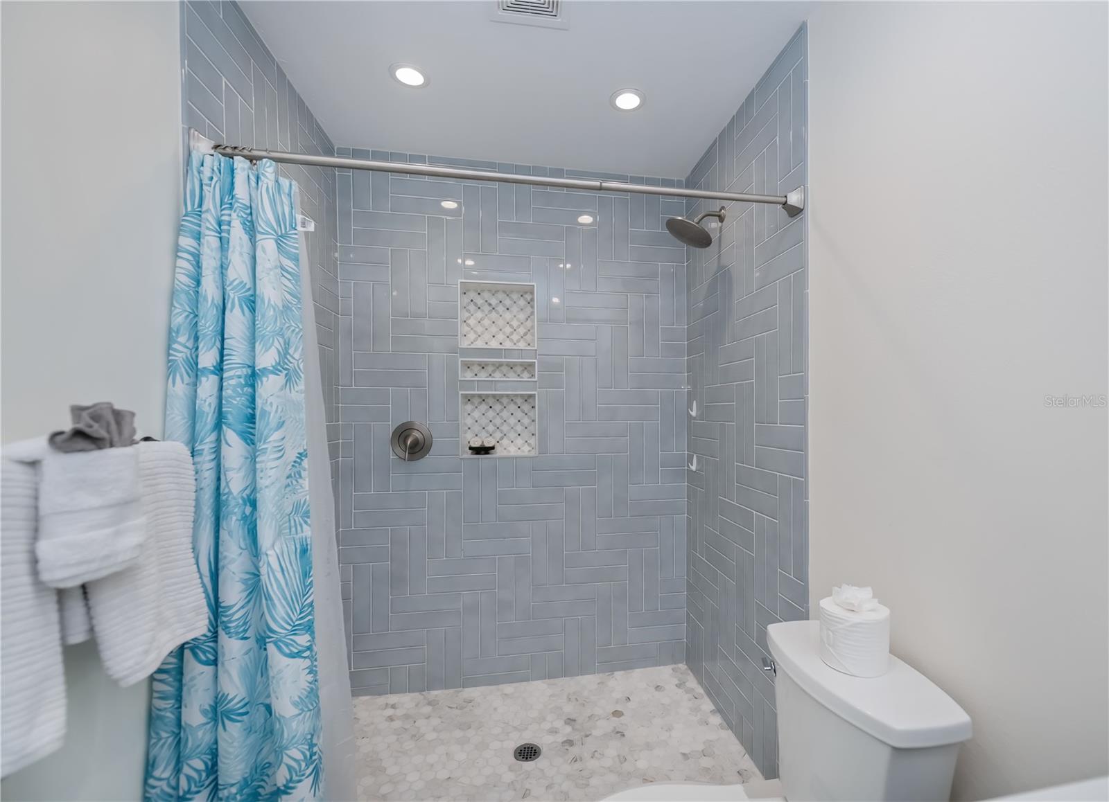 Image 30 of 66 For 21539 Gladis Avenue
