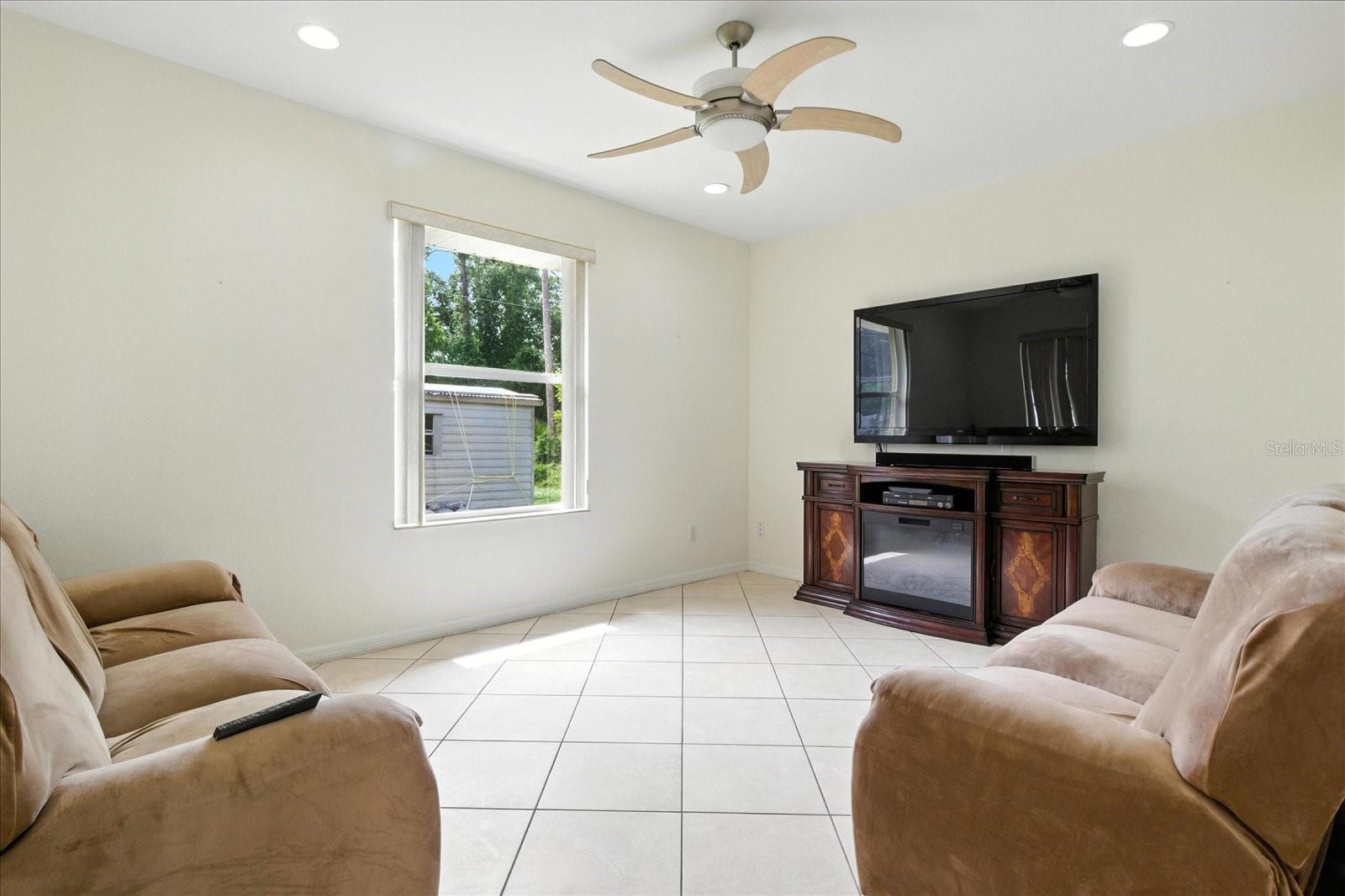 Image 16 of 39 For 2329 Como Street