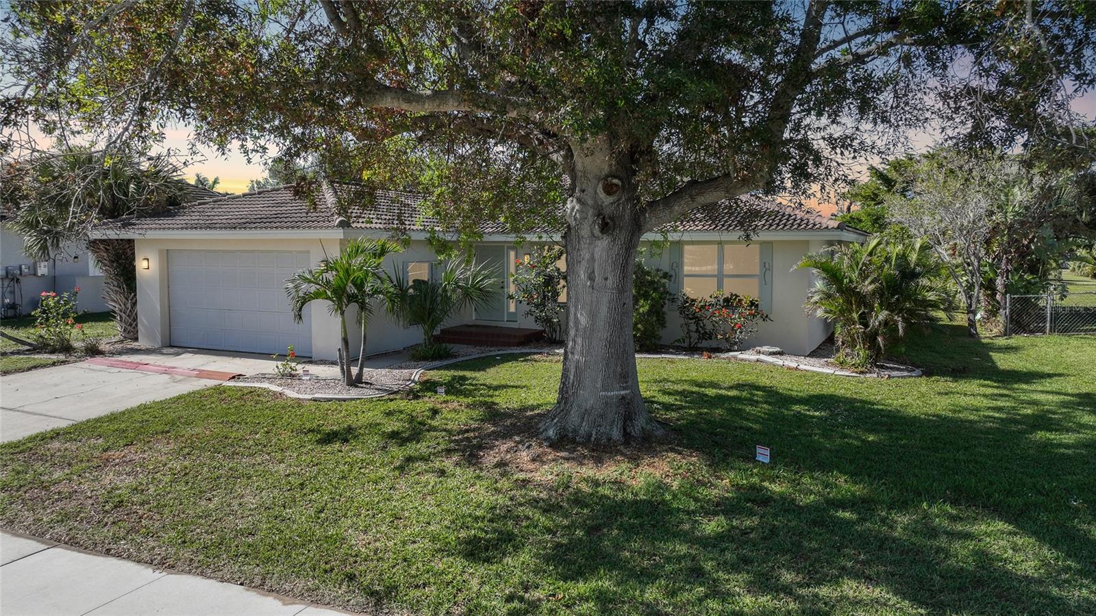 Image 34 of 39 For 2925 Magdalina Drive