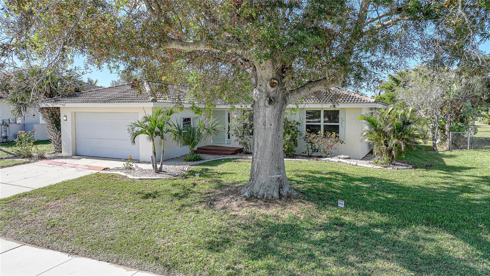 Image 35 of 39 For 2925 Magdalina Drive