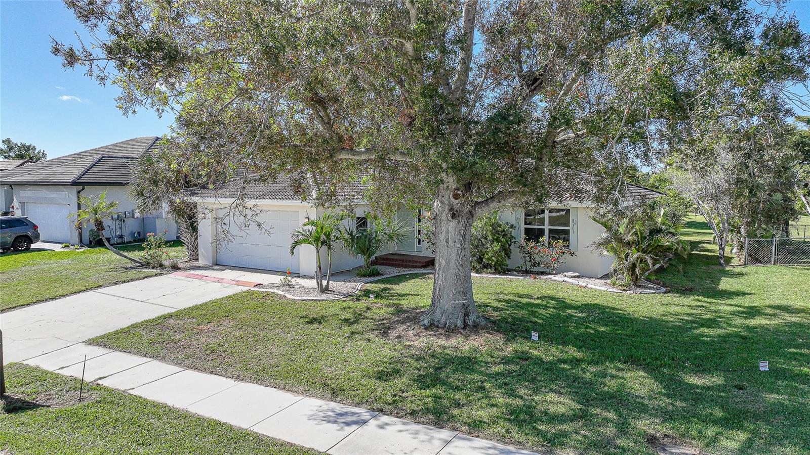 Image 4 of 39 For 2925 Magdalina Drive
