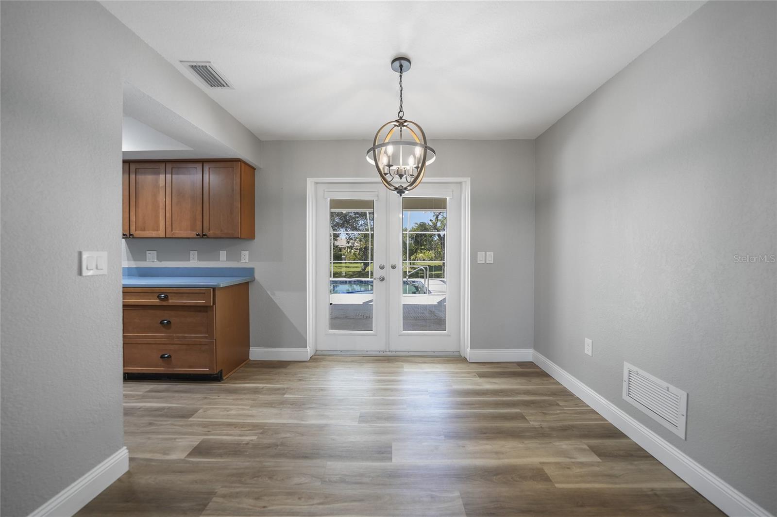Image 9 of 39 For 2925 Magdalina Drive