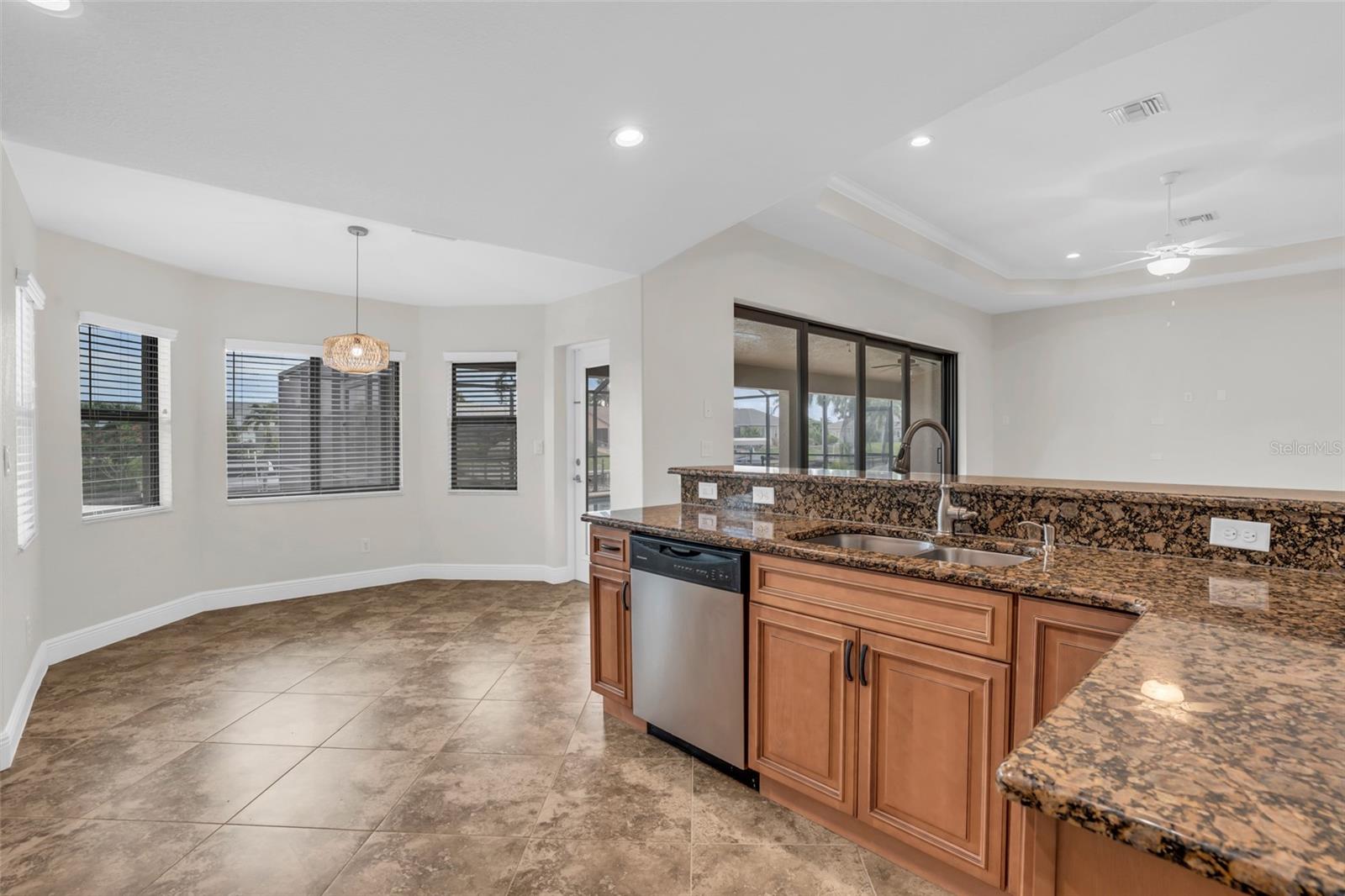 Image 4 of 38 For 915 33rd Terrace