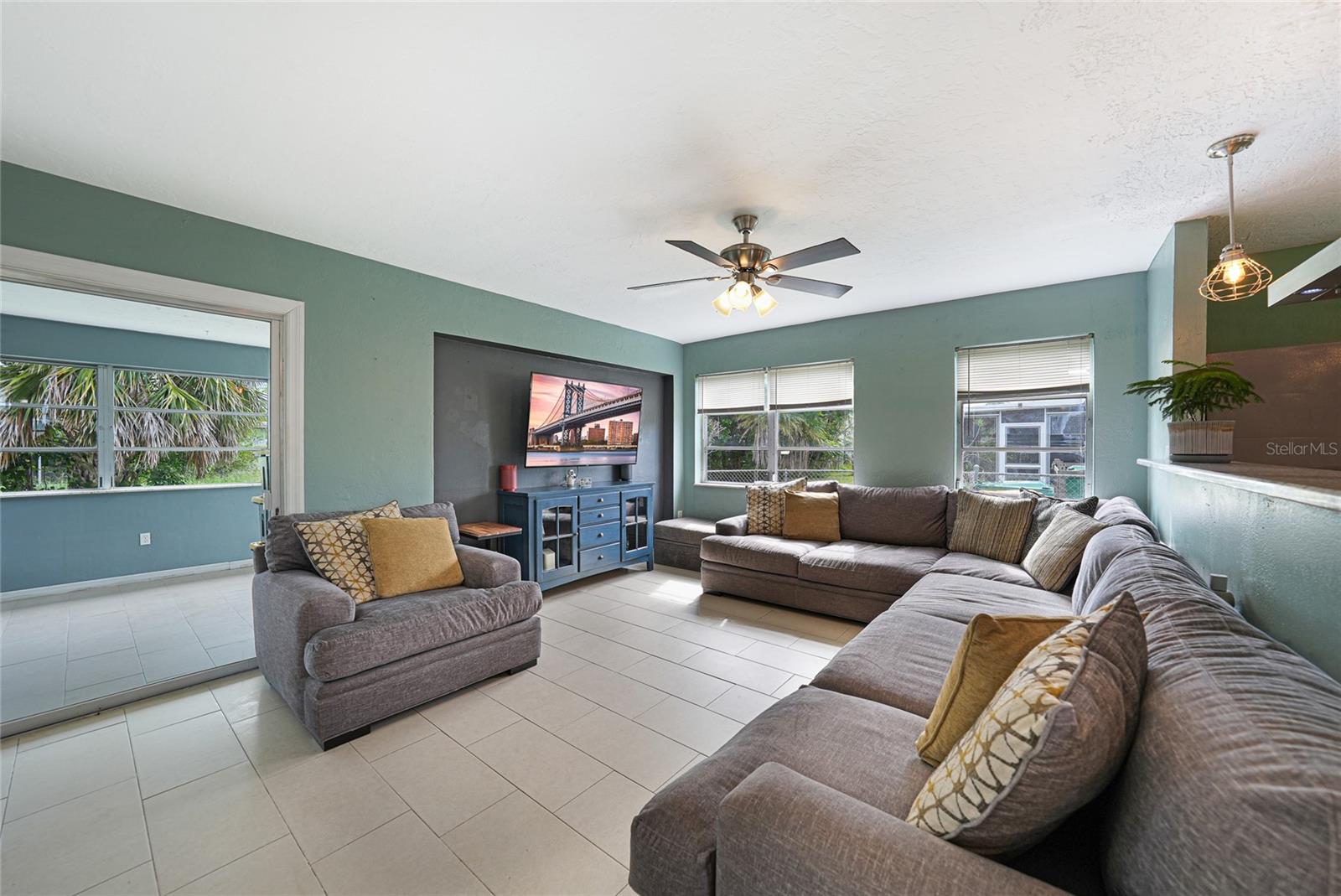 Image 11 of 33 For 21524 Edgewater Drive