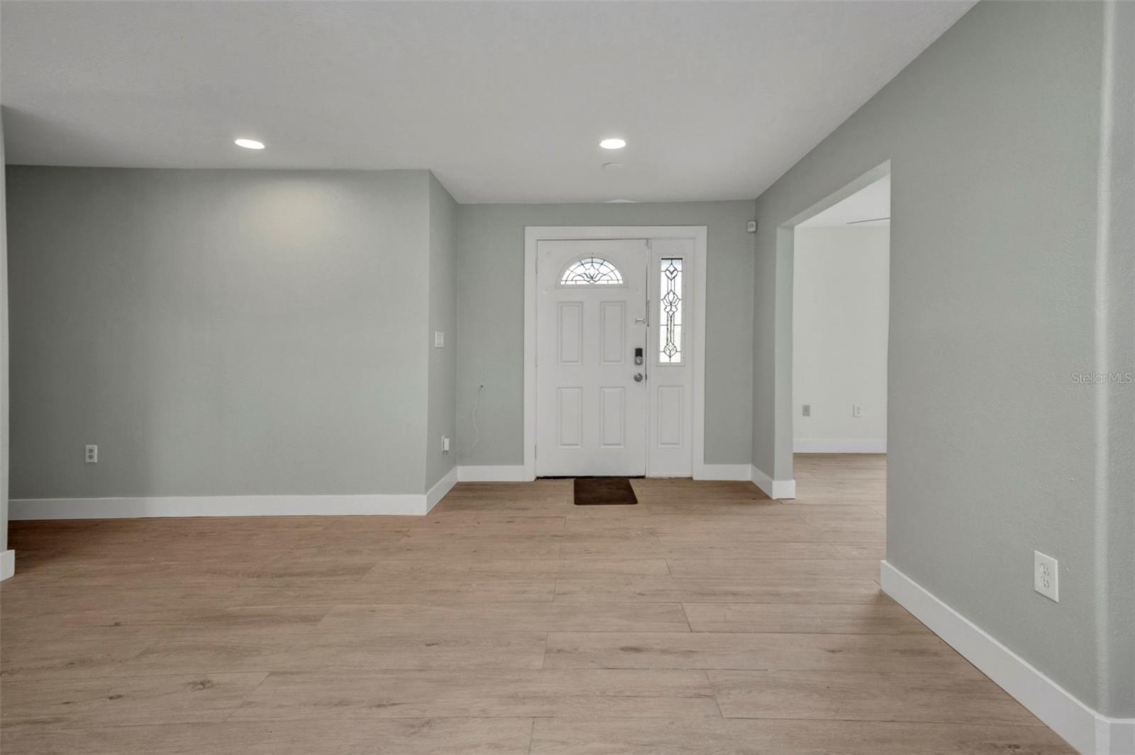 Image 4 of 100 For 114 Sinclair Street Se