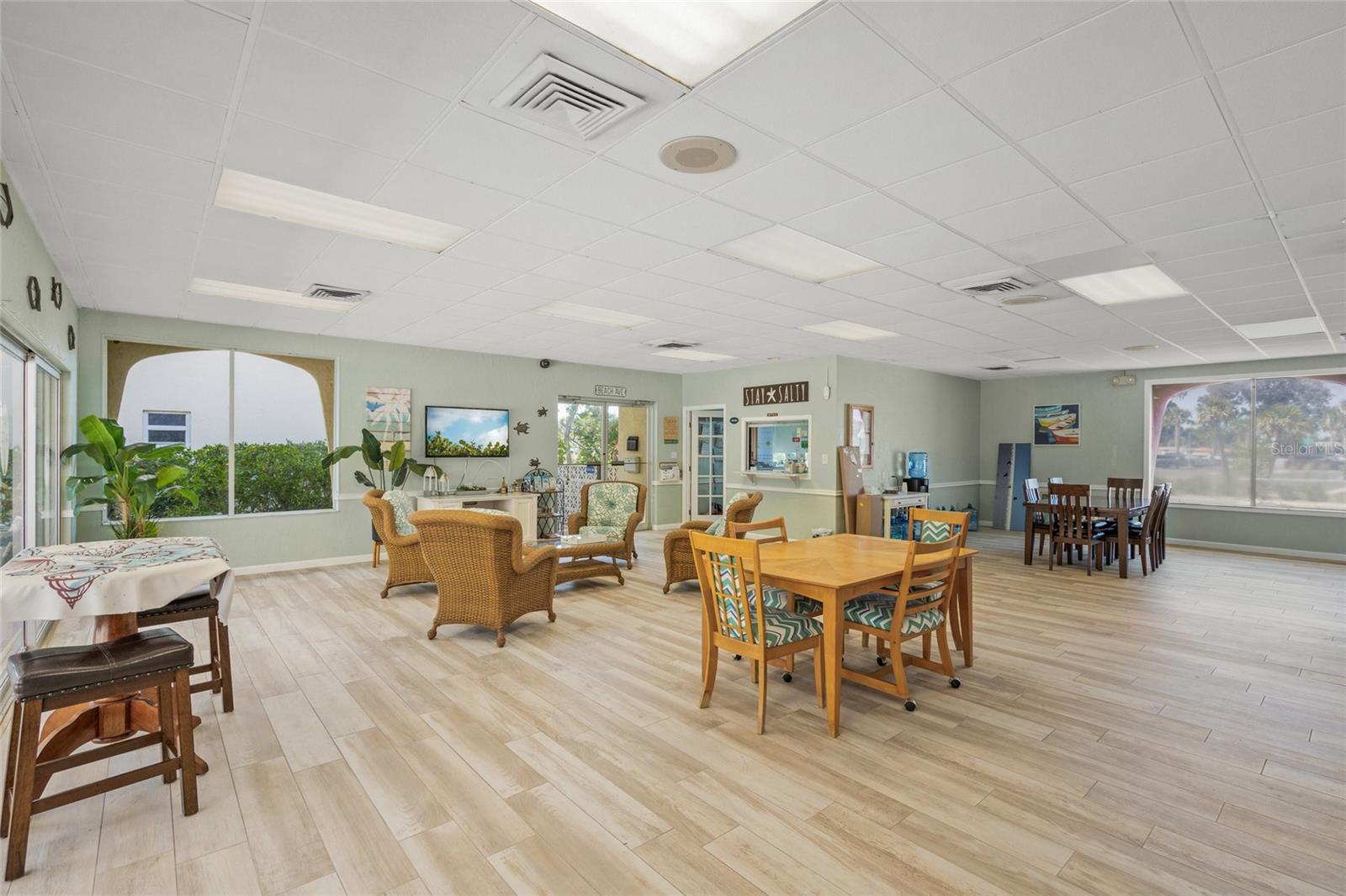 Image 33 of 85 For 915 Beach Road 215