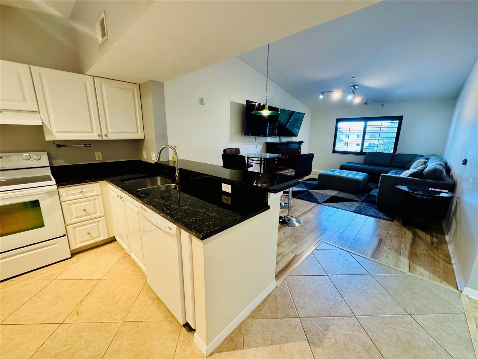 Image 14 of 24 For 8244 Key Royal Circle 633