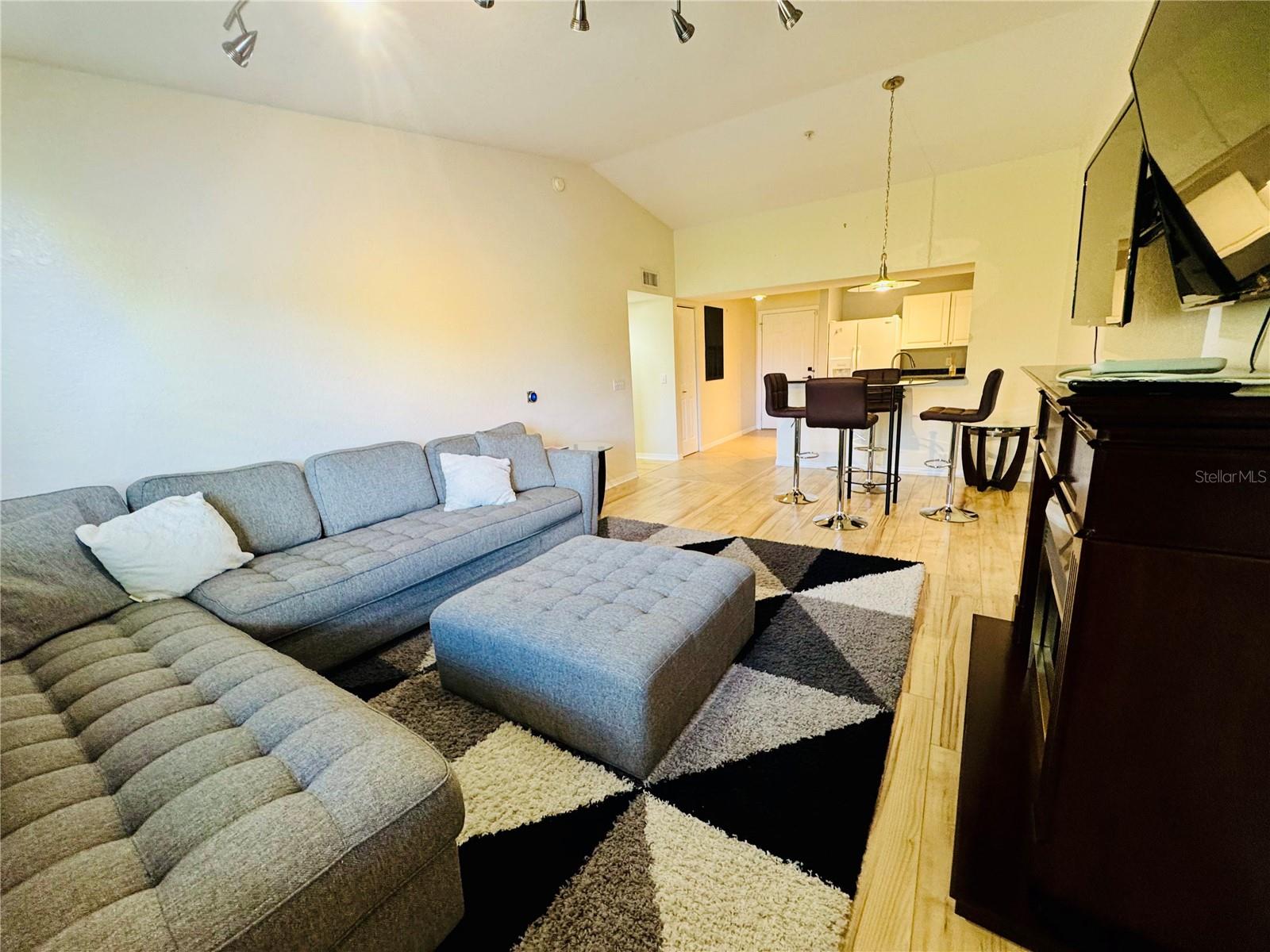 Image 22 of 24 For 8244 Key Royal Circle 633