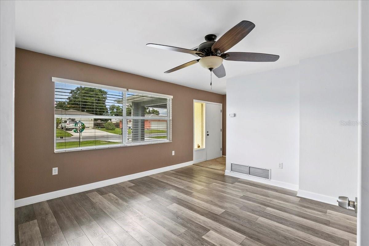 Image 5 of 26 For 572 Darwin Road