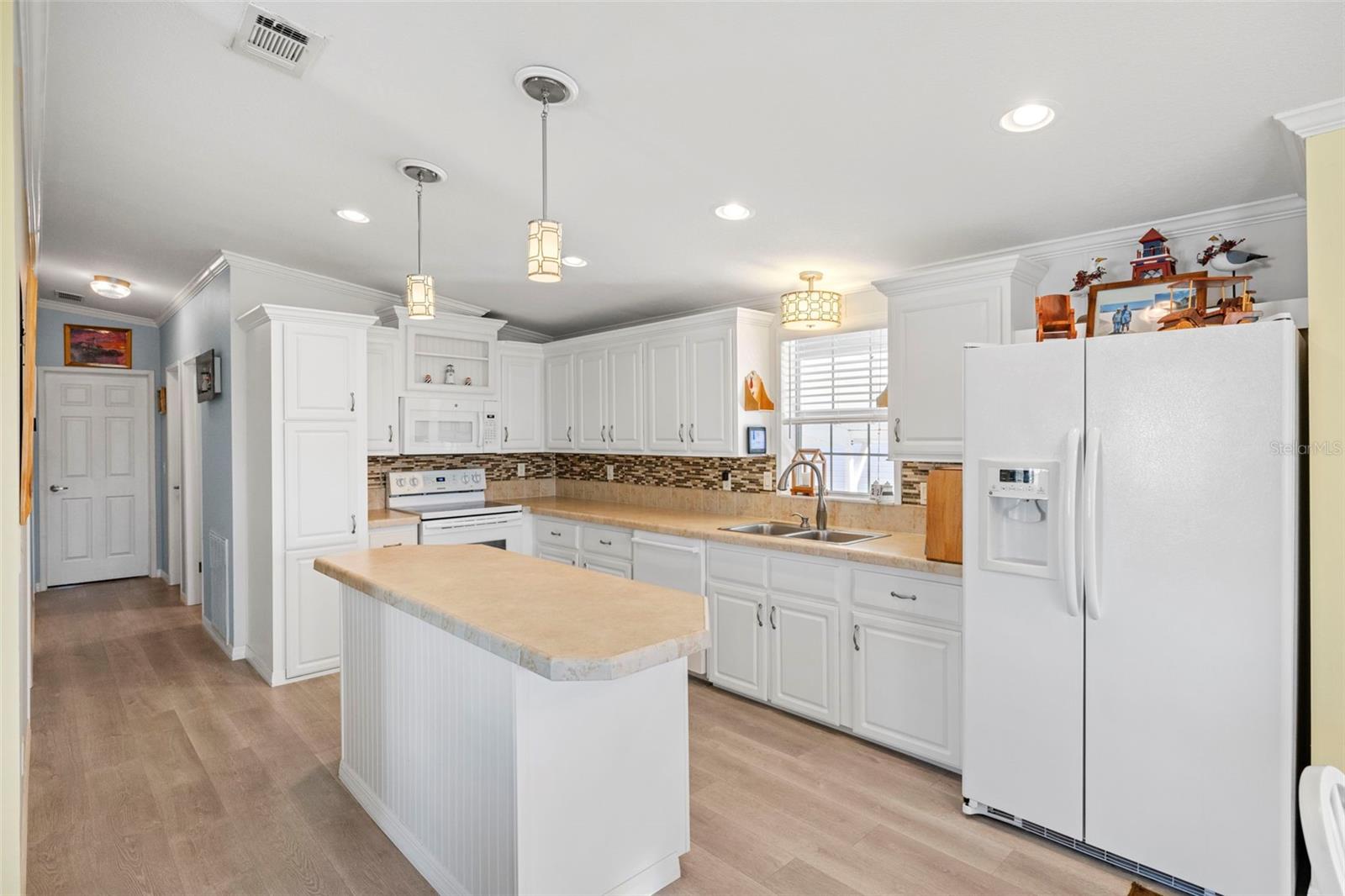 Image 12 of 38 For 27 Freeman Avenue