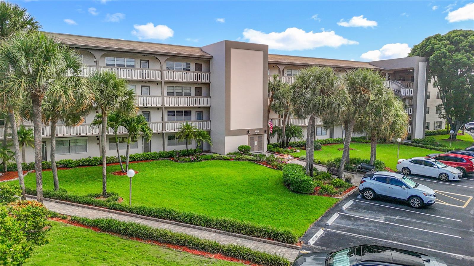 Image 2 of 42 For 4701 Martinique Drive L1