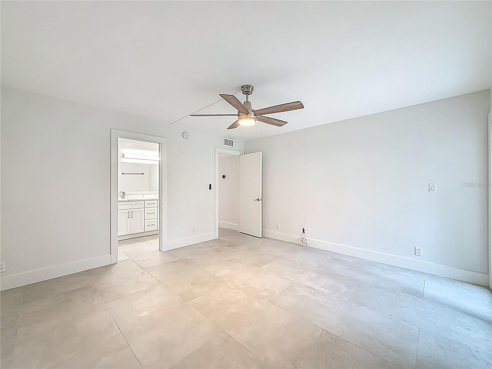 Image 27 of 42 For 4701 Martinique Drive L1