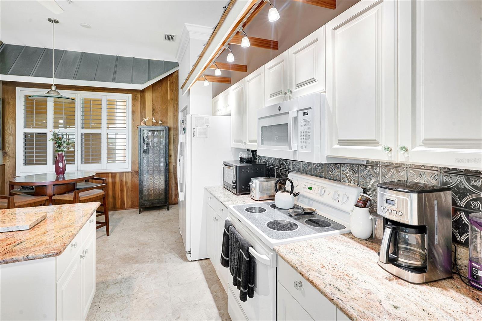 Image 17 of 58 For 2060 Matecumbe Key Road 2803
