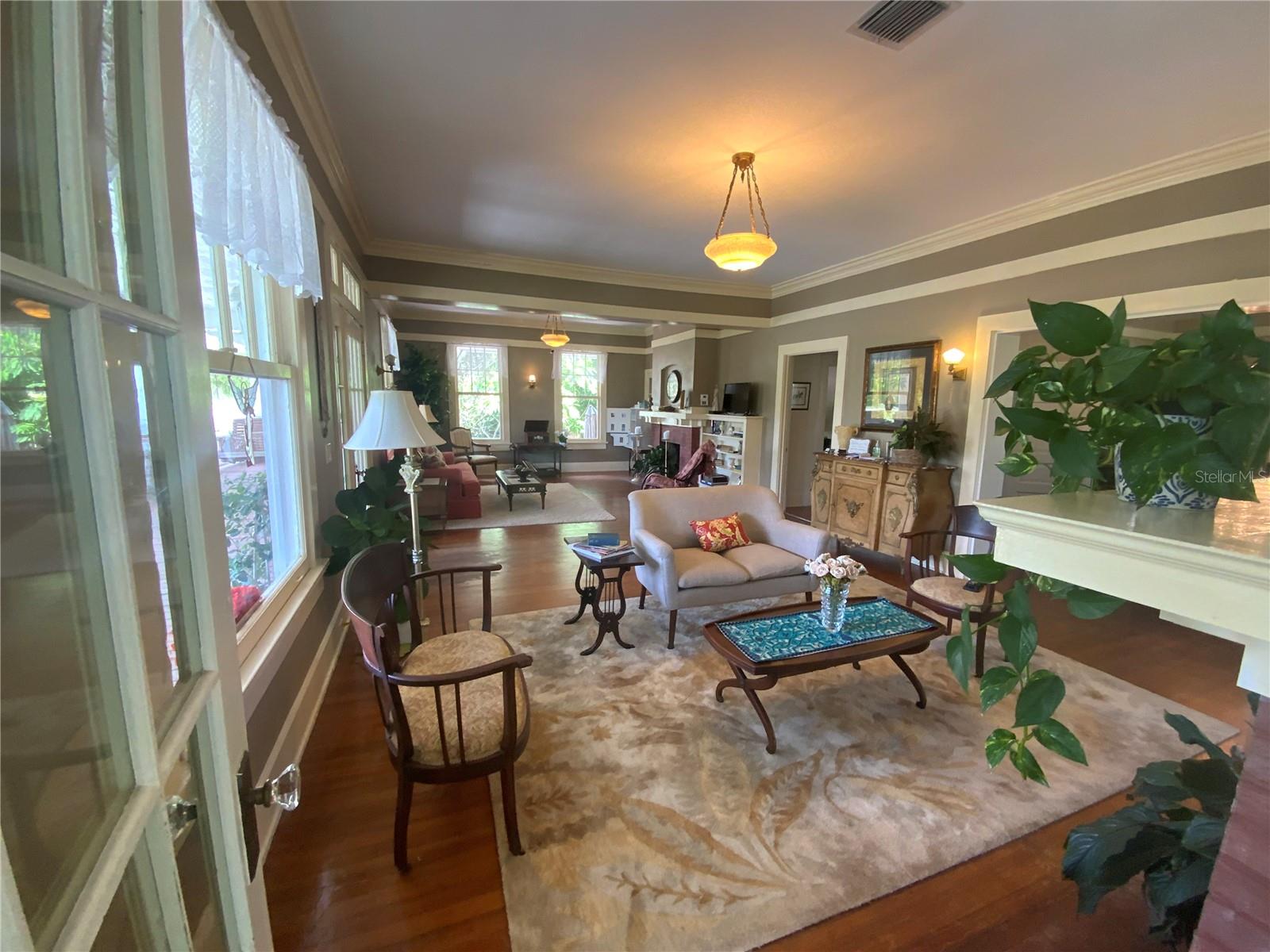 Image 2 of 46 For 606 Oak Street