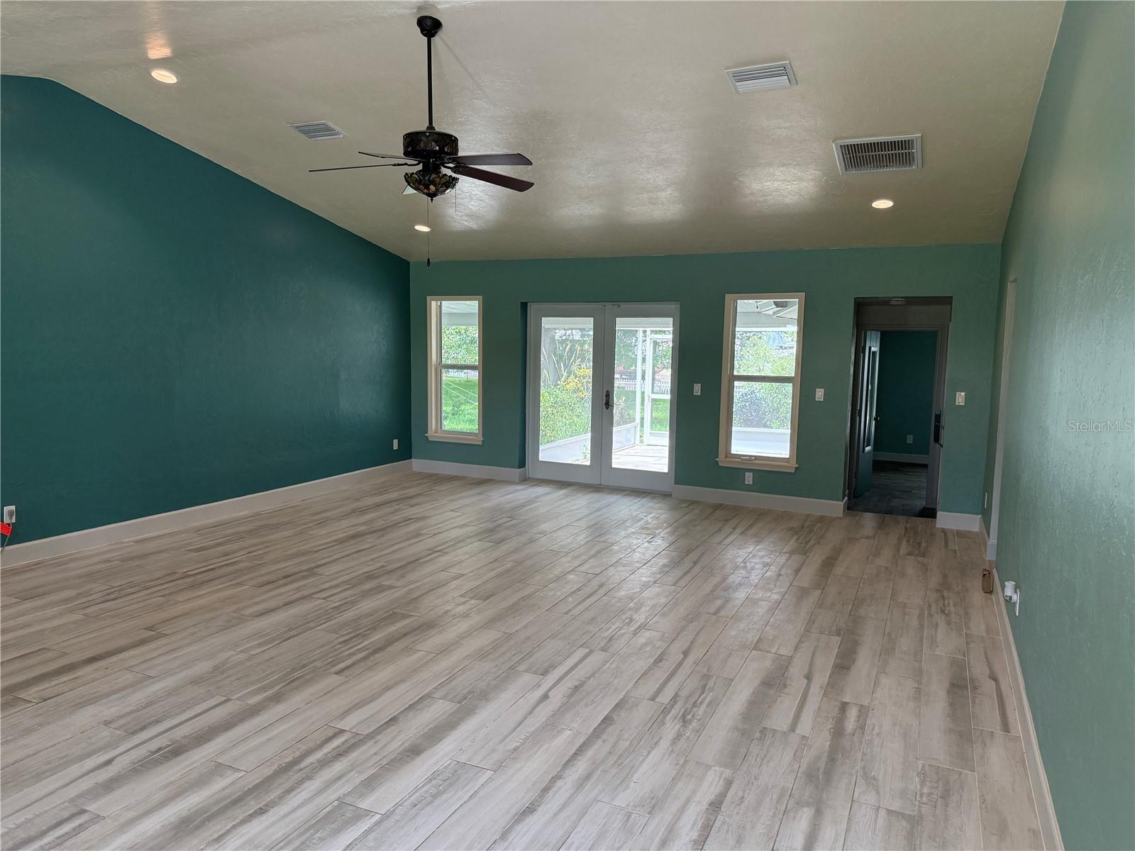 Image 3 of 17 For 8516 Riverside Drive