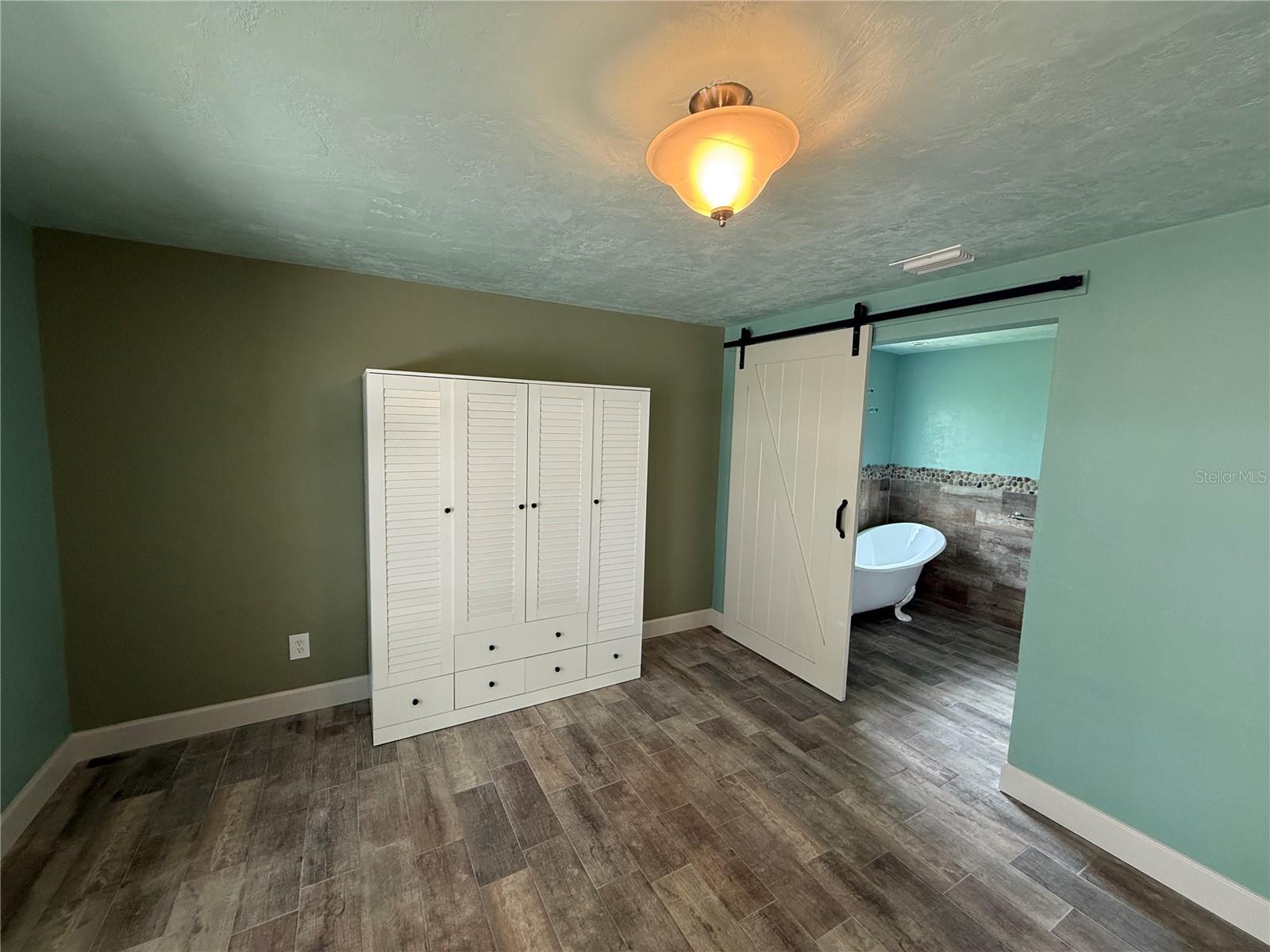 Image 7 of 17 For 8516 Riverside Drive