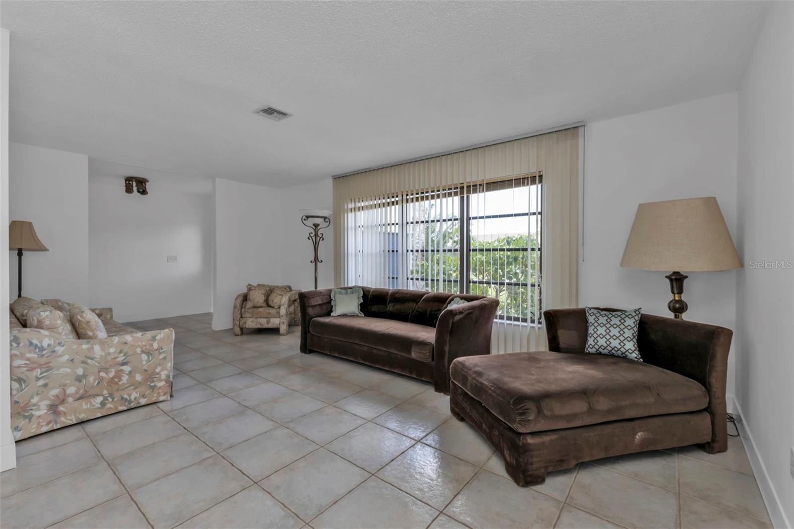 Image 11 of 78 For 16 Tropicana Drive