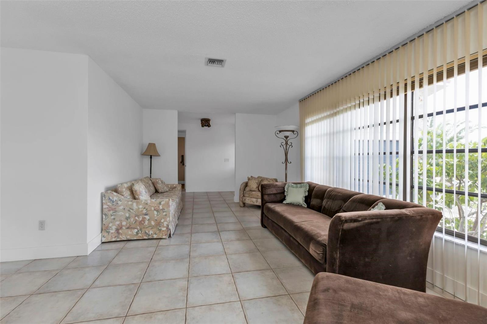 Image 12 of 78 For 16 Tropicana Drive