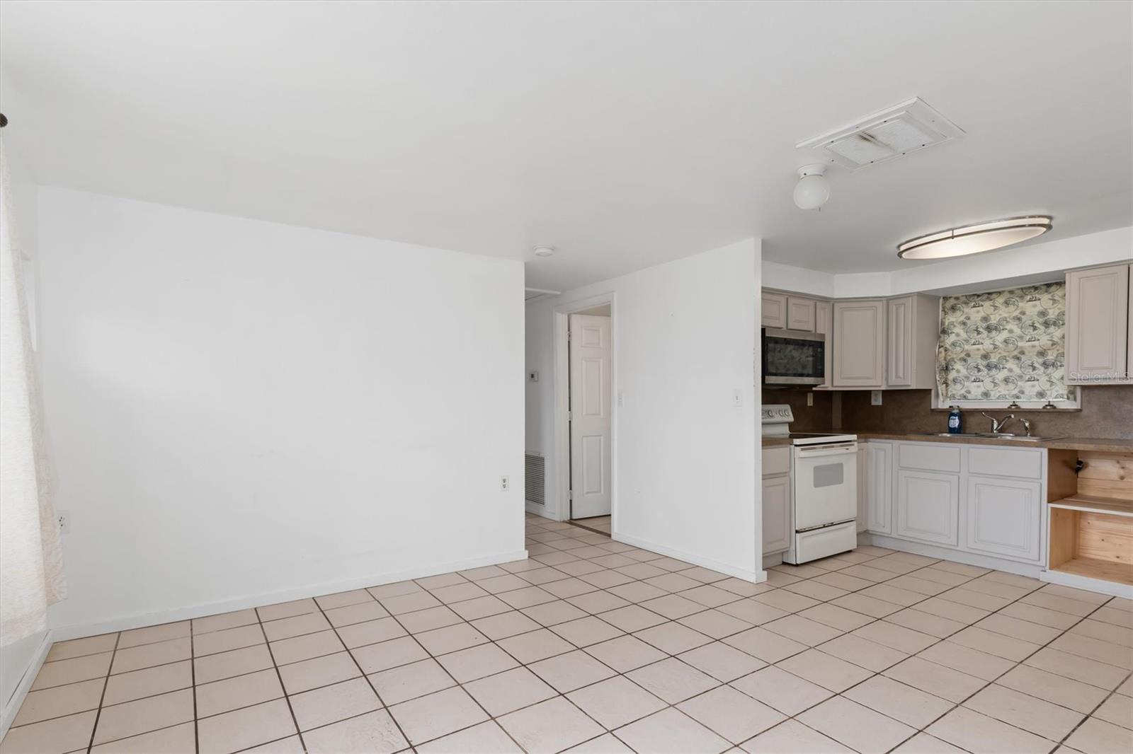 Image 14 of 32 For 90 Cowles Street