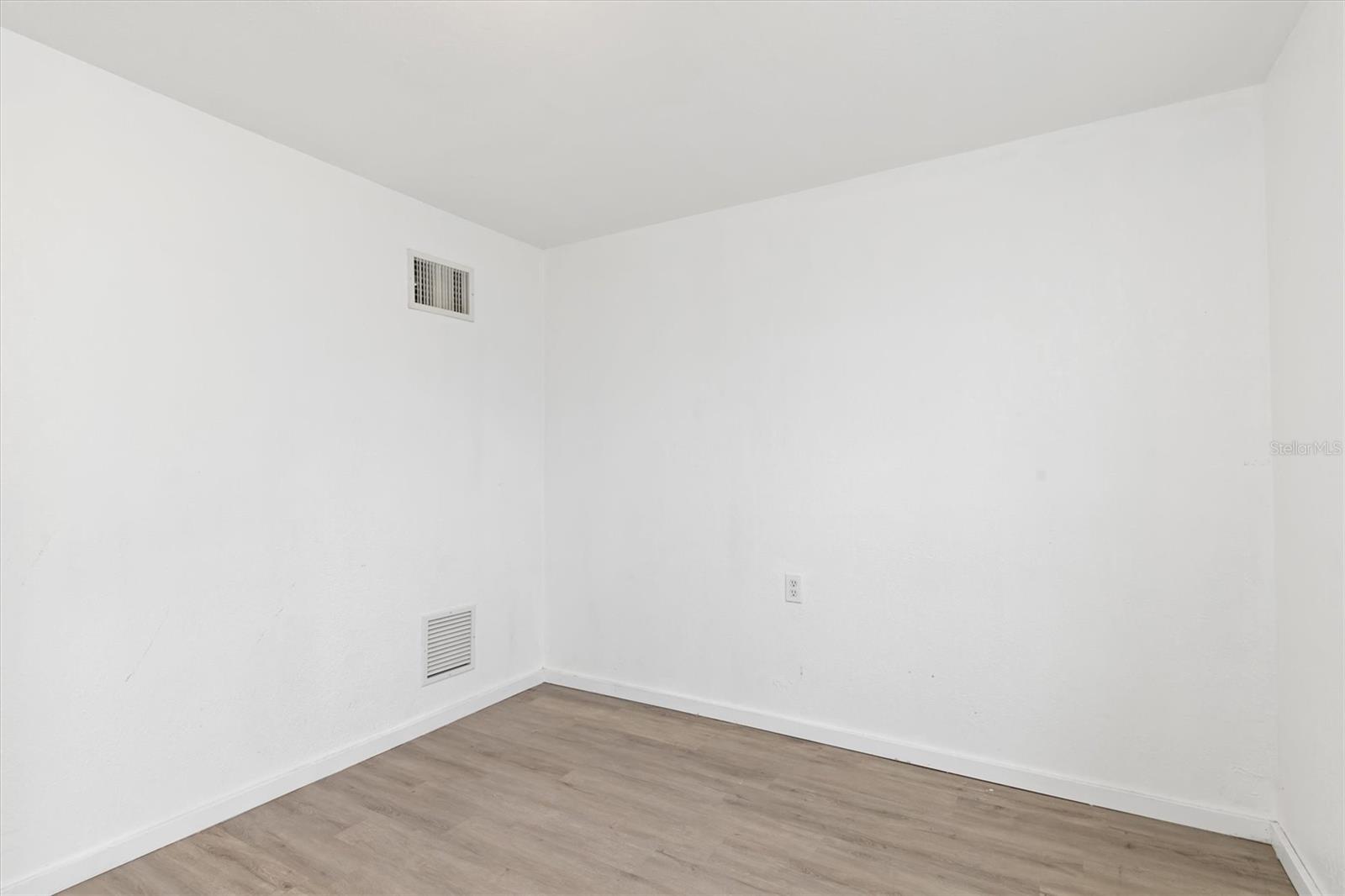 Image 17 of 32 For 90 Cowles Street