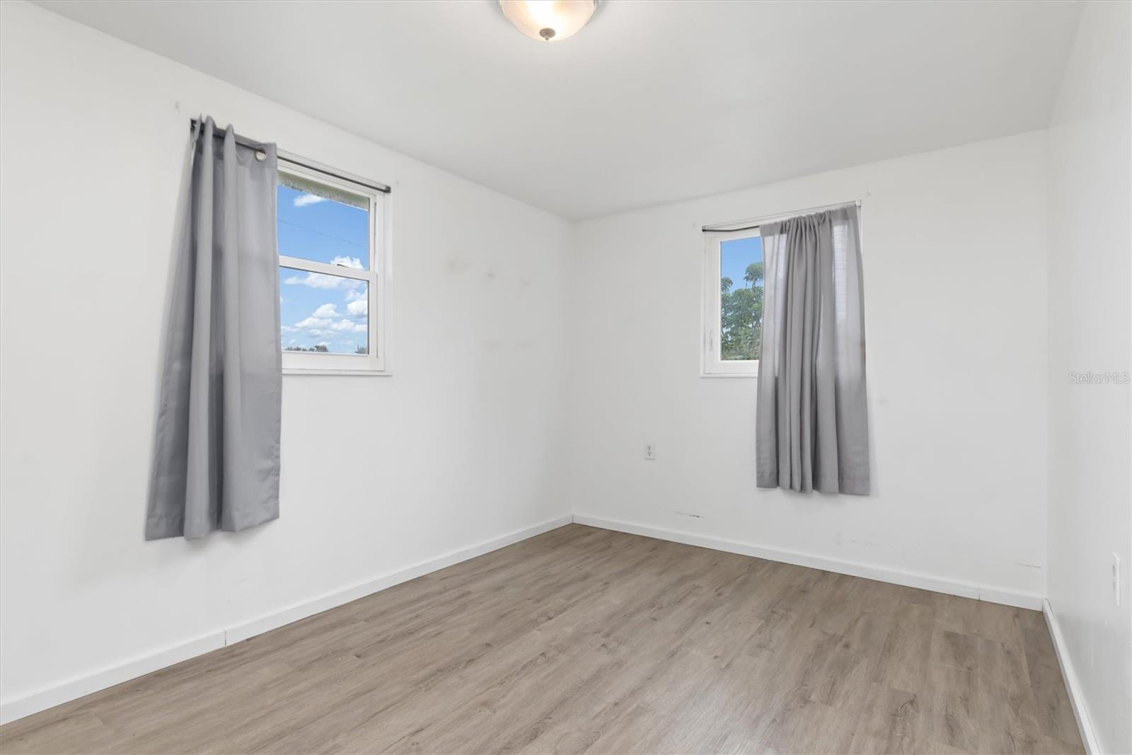 Image 18 of 32 For 90 Cowles Street
