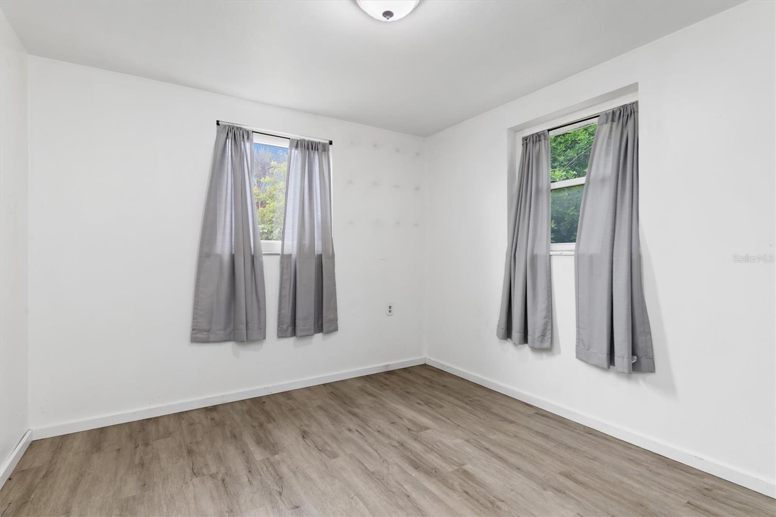 Image 21 of 32 For 90 Cowles Street
