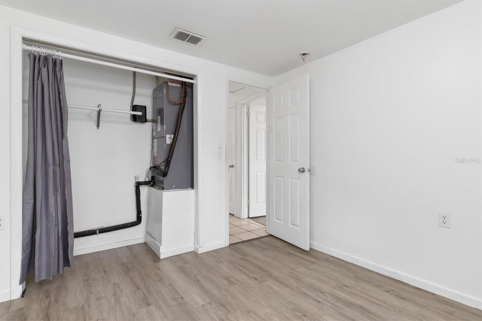 Image 22 of 32 For 90 Cowles Street