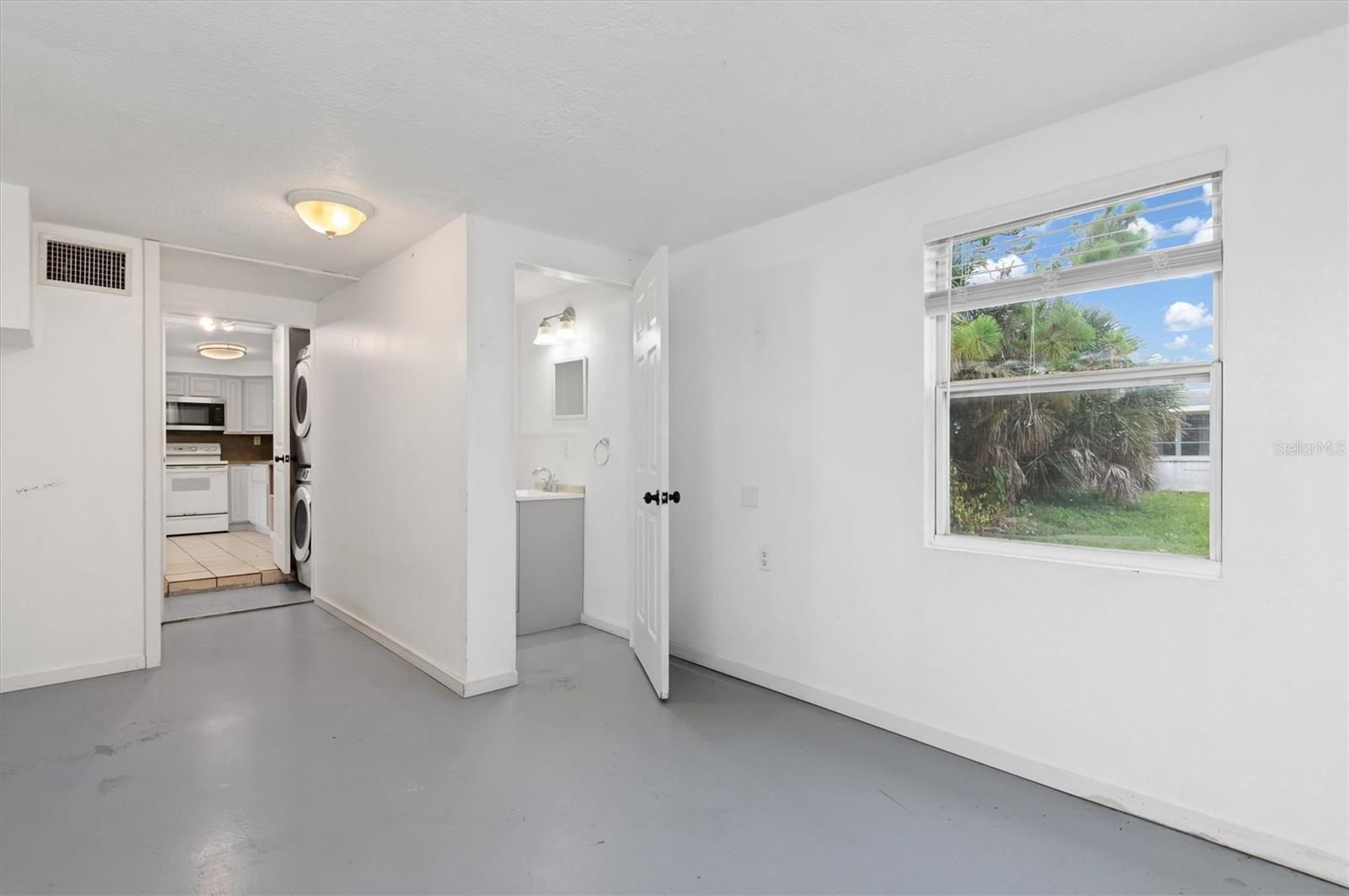 Image 4 of 32 For 90 Cowles Street