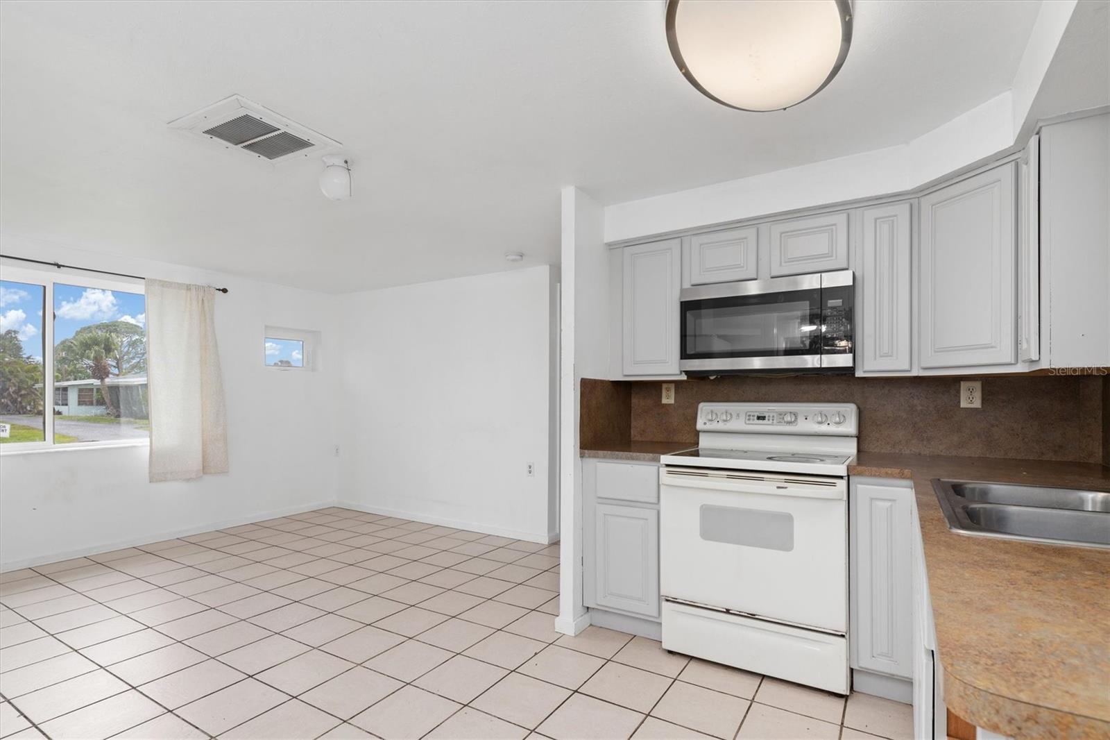 Image 8 of 32 For 90 Cowles Street