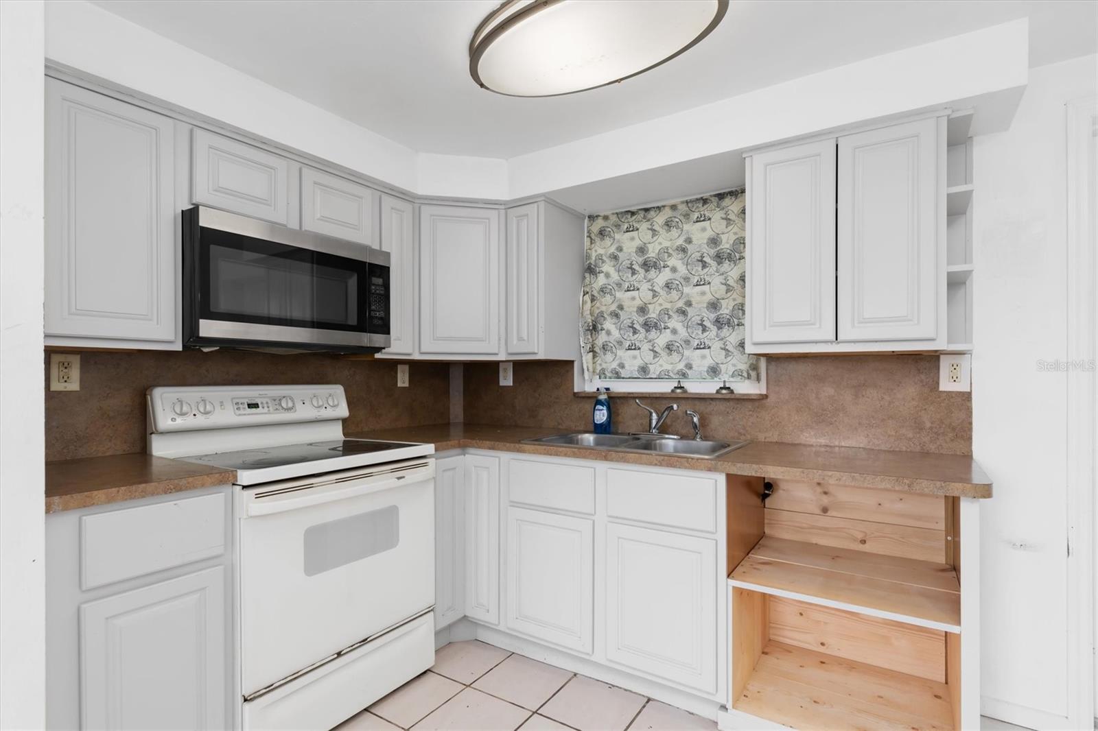 Image 9 of 32 For 90 Cowles Street