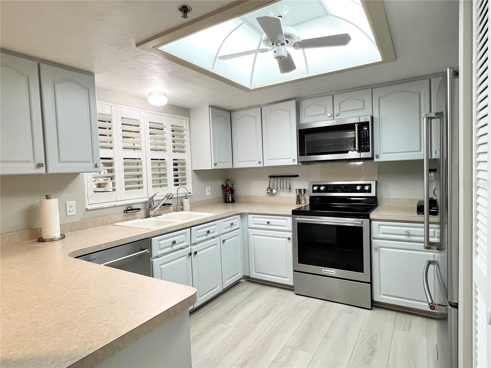 Image 6 of 33 For 23465 Harborview Road 731