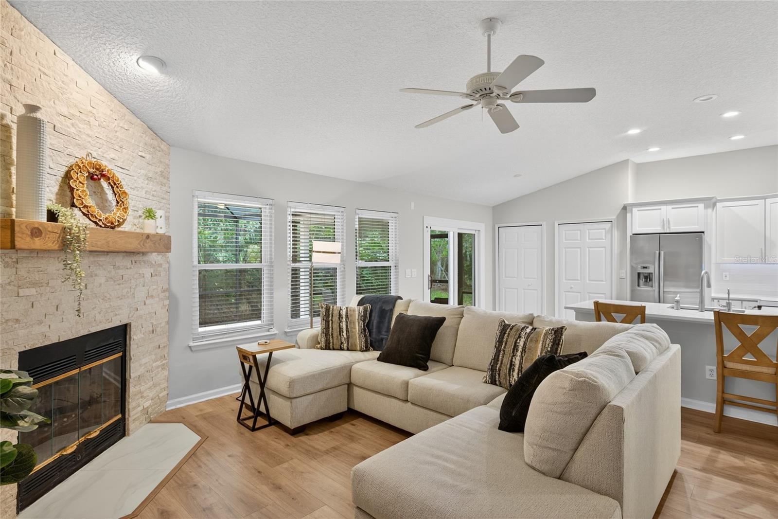 Image 4 of 30 For 984 Buttercup Drive