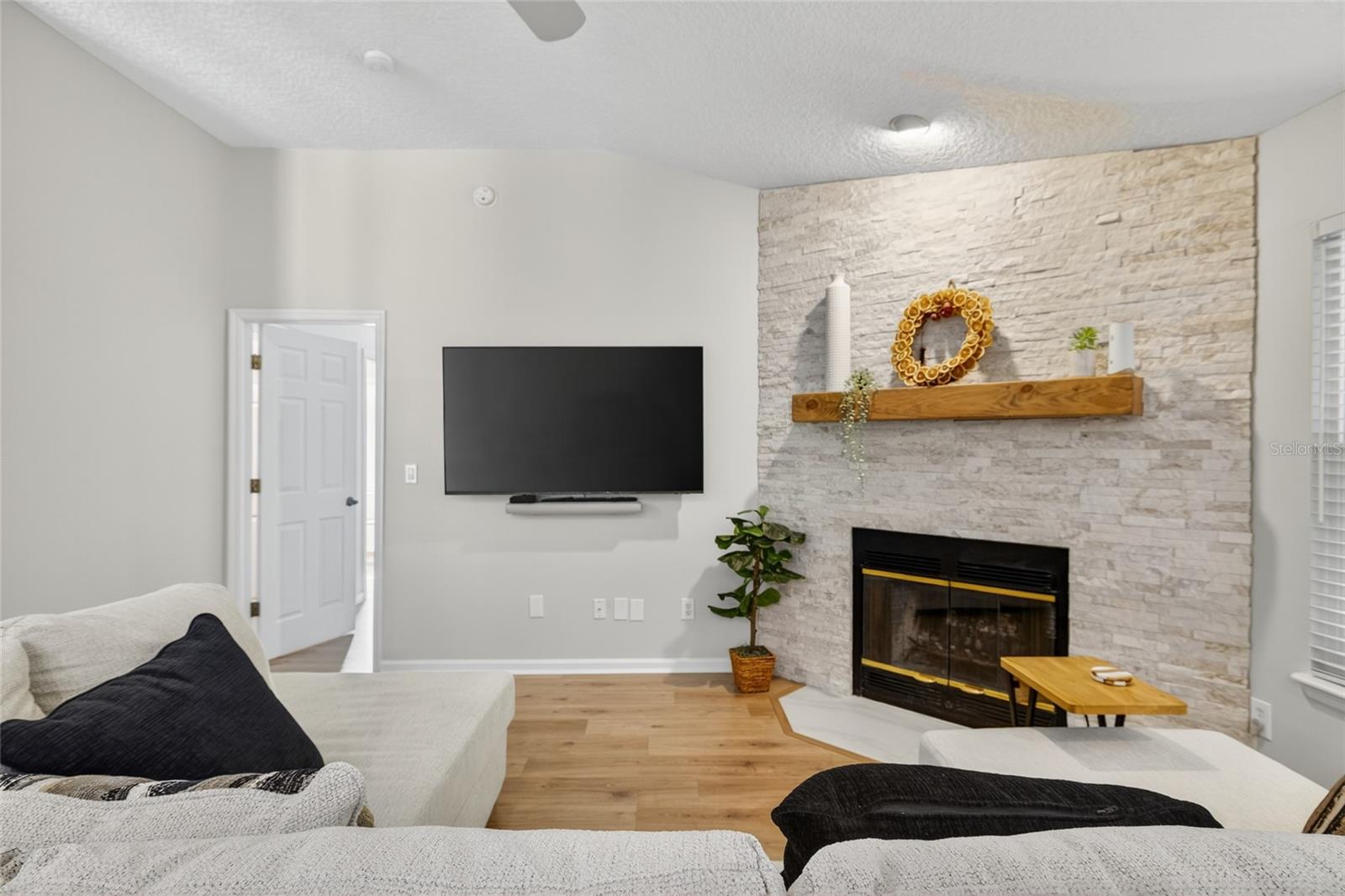 Image 6 of 30 For 984 Buttercup Drive